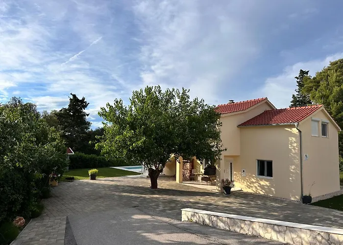 Mit Pool By Interhome Bilice